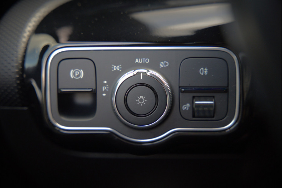 Mercedes-Benz A-Klasse 200 Business Solution AMG Upgrade | Panoramadak | Stoelverwarming | Cruise Control | Navigatie | Camera | LED High Performance | Keyless | Ambiance Verlichting | Parkeersensoren |