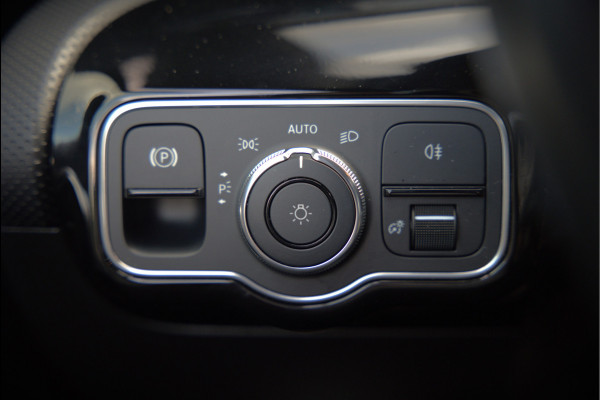 Mercedes-Benz A-Klasse 200 Business Solution AMG Upgrade | Panoramadak | Stoelverwarming | Cruise Control | Navigatie | Camera | LED High Performance | Keyless | Ambiance Verlichting | Parkeersensoren |
