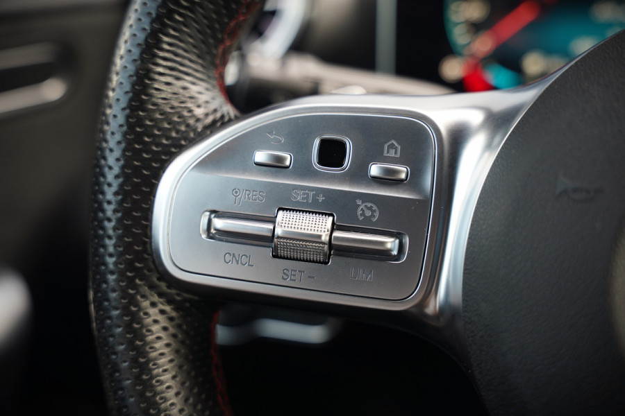 Mercedes-Benz A-Klasse 200 Business Solution AMG Upgrade | Panoramadak | Stoelverwarming | Cruise Control | Navigatie | Camera | LED High Performance | Keyless | Ambiance Verlichting | Parkeersensoren |