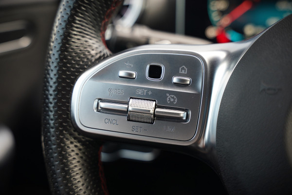 Mercedes-Benz A-Klasse 200 Business Solution AMG Upgrade | Panoramadak | Stoelverwarming | Cruise Control | Navigatie | Camera | LED High Performance | Keyless | Ambiance Verlichting | Parkeersensoren |