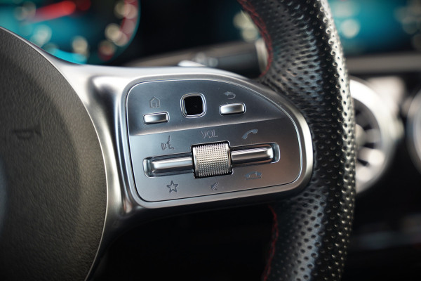 Mercedes-Benz A-Klasse 200 Business Solution AMG Upgrade | Panoramadak | Stoelverwarming | Cruise Control | Navigatie | Camera | LED High Performance | Keyless | Ambiance Verlichting | Parkeersensoren |