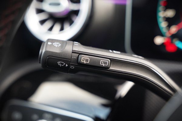 Mercedes-Benz A-Klasse 200 Business Solution AMG Upgrade | Panoramadak | Stoelverwarming | Cruise Control | Navigatie | Camera | LED High Performance | Keyless | Ambiance Verlichting | Parkeersensoren |