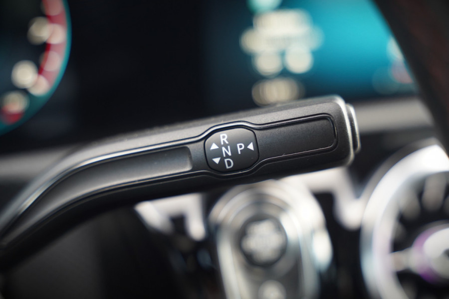 Mercedes-Benz A-Klasse 200 Business Solution AMG Upgrade | Panoramadak | Stoelverwarming | Cruise Control | Navigatie | Camera | LED High Performance | Keyless | Ambiance Verlichting | Parkeersensoren |