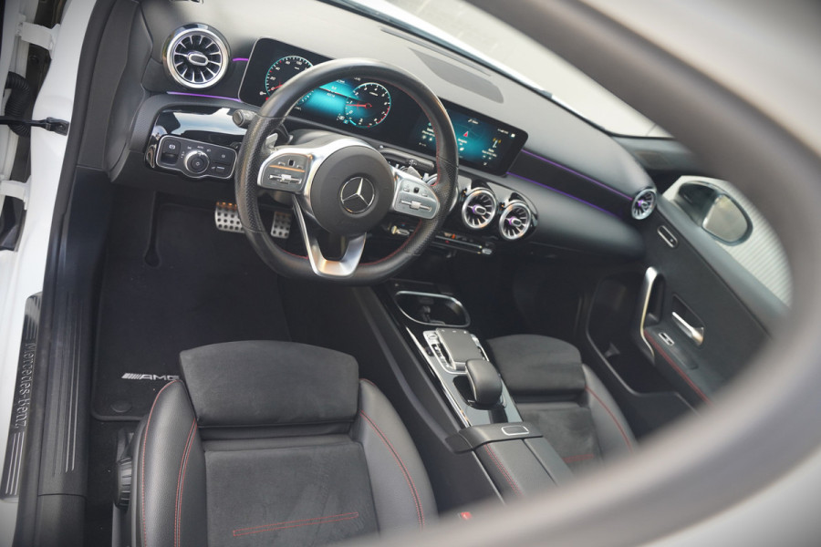 Mercedes-Benz A-Klasse 200 Business Solution AMG Upgrade | Panoramadak | Stoelverwarming | Cruise Control | Navigatie | Camera | LED High Performance | Keyless | Ambiance Verlichting | Parkeersensoren |