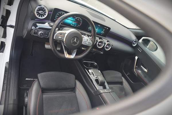 Mercedes-Benz A-Klasse 200 Business Solution AMG Upgrade | Panoramadak | Stoelverwarming | Cruise Control | Navigatie | Camera | LED High Performance | Keyless | Ambiance Verlichting | Parkeersensoren |