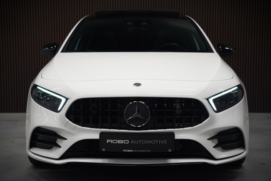 Mercedes-Benz A-Klasse 200 Business Solution AMG Upgrade | Panoramadak | Stoelverwarming | Cruise Control | Navigatie | Camera | LED High Performance | Keyless | Ambiance Verlichting | Parkeersensoren |