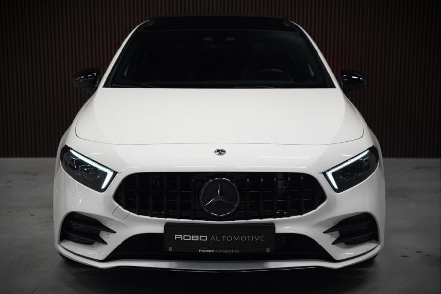 Mercedes-Benz A-Klasse 200 Business Solution AMG Upgrade | Panoramadak | Stoelverwarming | Cruise Control | Navigatie | Camera | LED High Performance | Keyless | Ambiance Verlichting | Parkeersensoren |