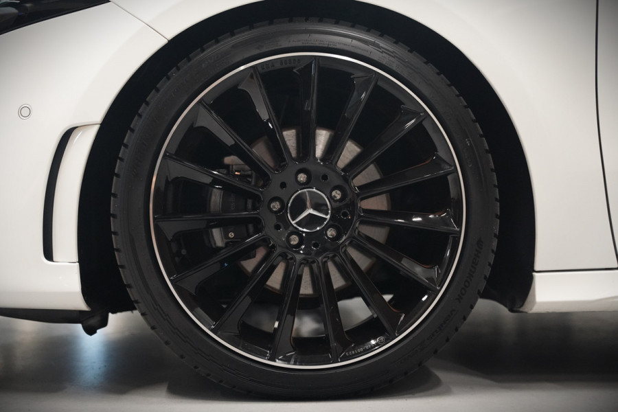 Mercedes-Benz A-Klasse 200 Business Solution AMG Upgrade | Panoramadak | Stoelverwarming | Cruise Control | Navigatie | Camera | LED High Performance | Keyless | Ambiance Verlichting | Parkeersensoren |