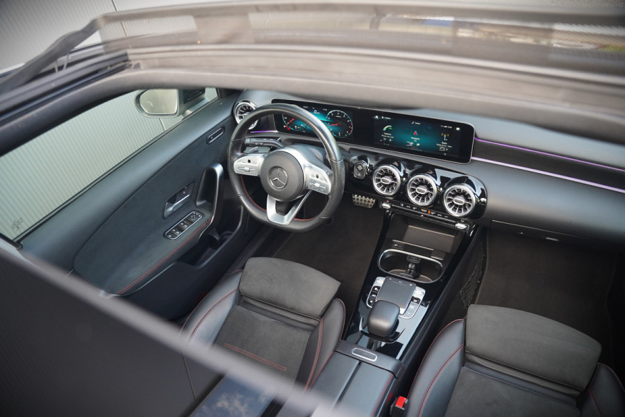 Mercedes-Benz A-Klasse 200 Business Solution AMG Upgrade | Panoramadak | Stoelverwarming | Cruise Control | Navigatie | Camera | LED High Performance | Keyless | Ambiance Verlichting | Parkeersensoren |