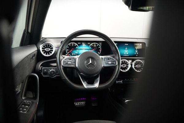 Mercedes-Benz A-Klasse 200 Business Solution AMG Upgrade | Panoramadak | Stoelverwarming | Cruise Control | Navigatie | Camera | LED High Performance | Keyless | Ambiance Verlichting | Parkeersensoren |