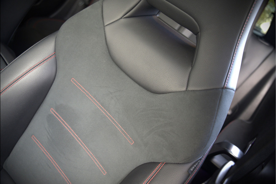 Mercedes-Benz A-Klasse 200 Business Solution AMG Upgrade | Panoramadak | Stoelverwarming | Cruise Control | Navigatie | Camera | LED High Performance | Keyless | Ambiance Verlichting | Parkeersensoren |
