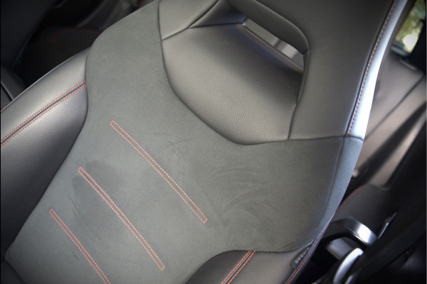 Mercedes-Benz A-Klasse 200 Business Solution AMG Upgrade | Panoramadak | Stoelverwarming | Cruise Control | Navigatie | Camera | LED High Performance | Keyless | Ambiance Verlichting | Parkeersensoren |