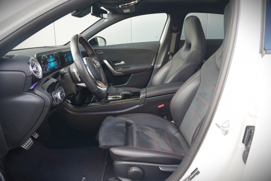 Mercedes-Benz A-Klasse 200 Business Solution AMG Upgrade | Panoramadak | Stoelverwarming | Cruise Control | Navigatie | Camera | LED High Performance | Keyless | Ambiance Verlichting | Parkeersensoren |