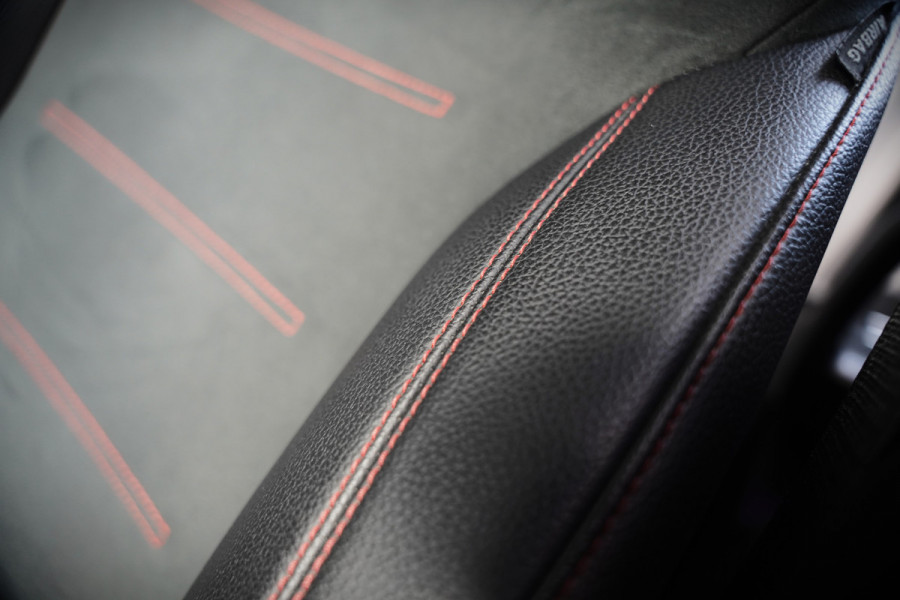 Mercedes-Benz A-Klasse 200 Business Solution AMG Upgrade | Panoramadak | Stoelverwarming | Cruise Control | Navigatie | Camera | LED High Performance | Keyless | Ambiance Verlichting | Parkeersensoren |
