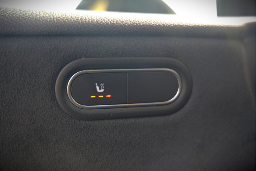 Mercedes-Benz A-Klasse 200 Business Solution AMG Upgrade | Panoramadak | Stoelverwarming | Cruise Control | Navigatie | Camera | LED High Performance | Keyless | Ambiance Verlichting | Parkeersensoren |