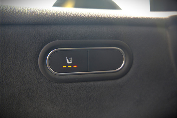 Mercedes-Benz A-Klasse 200 Business Solution AMG Upgrade | Panoramadak | Stoelverwarming | Cruise Control | Navigatie | Camera | LED High Performance | Keyless | Ambiance Verlichting | Parkeersensoren |