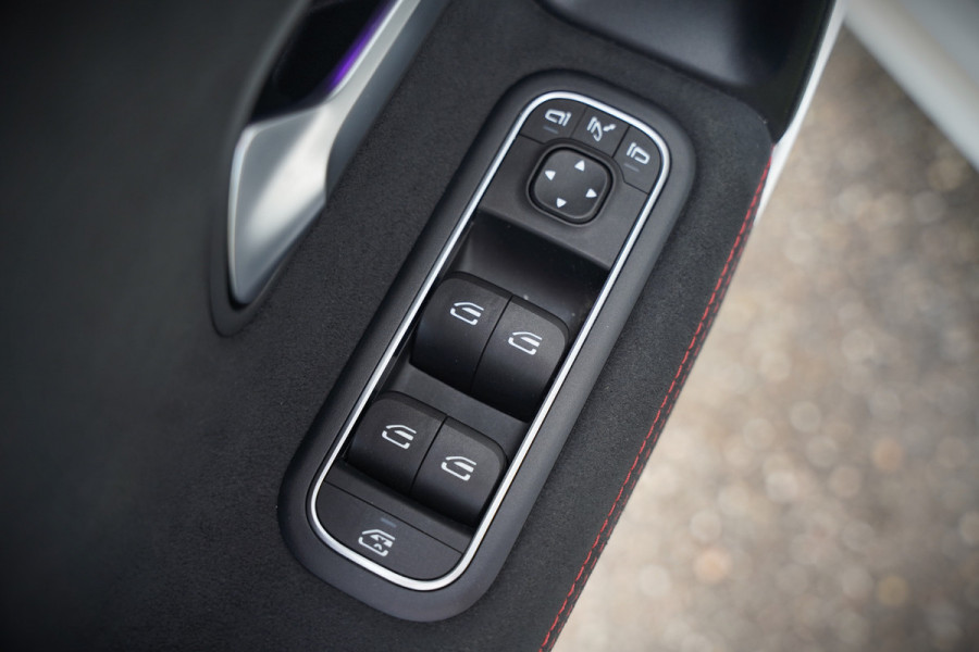 Mercedes-Benz A-Klasse 200 Business Solution AMG Upgrade | Panoramadak | Stoelverwarming | Cruise Control | Navigatie | Camera | LED High Performance | Keyless | Ambiance Verlichting | Parkeersensoren |
