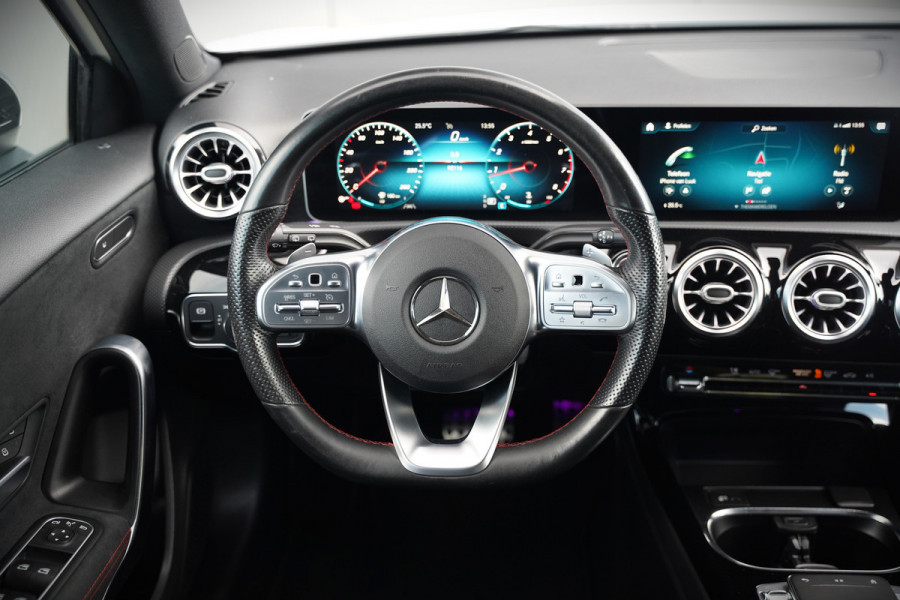 Mercedes-Benz A-Klasse 200 Business Solution AMG Upgrade | Panoramadak | Stoelverwarming | Cruise Control | Navigatie | Camera | LED High Performance | Keyless | Ambiance Verlichting | Parkeersensoren |