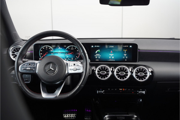 Mercedes-Benz A-Klasse 200 Business Solution AMG Upgrade | Panoramadak | Stoelverwarming | Cruise Control | Navigatie | Camera | LED High Performance | Keyless | Ambiance Verlichting | Parkeersensoren |