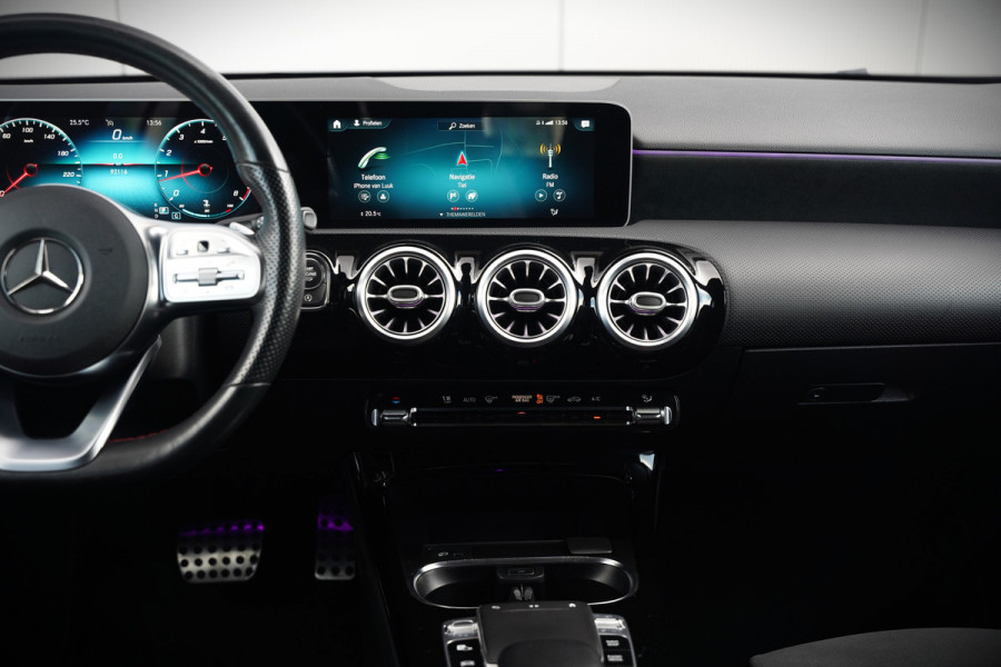 Mercedes-Benz A-Klasse 200 Business Solution AMG Upgrade | Panoramadak | Stoelverwarming | Cruise Control | Navigatie | Camera | LED High Performance | Keyless | Ambiance Verlichting | Parkeersensoren |