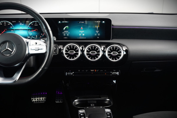 Mercedes-Benz A-Klasse 200 Business Solution AMG Upgrade | Panoramadak | Stoelverwarming | Cruise Control | Navigatie | Camera | LED High Performance | Keyless | Ambiance Verlichting | Parkeersensoren |