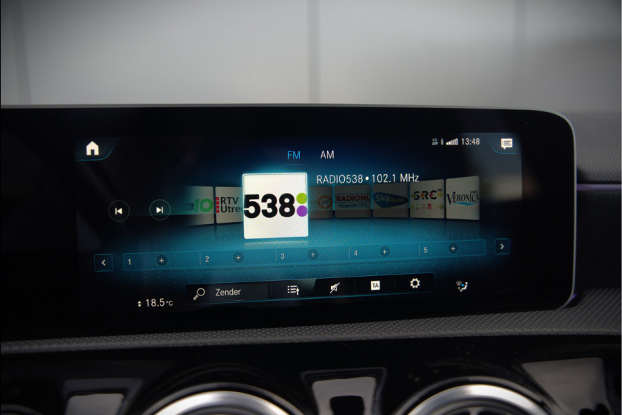 Mercedes-Benz A-Klasse 200 Business Solution AMG Upgrade | Panoramadak | Stoelverwarming | Cruise Control | Navigatie | Camera | LED High Performance | Keyless | Ambiance Verlichting | Parkeersensoren |