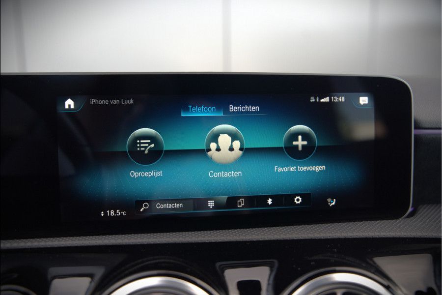 Mercedes-Benz A-Klasse 200 Business Solution AMG Upgrade | Panoramadak | Stoelverwarming | Cruise Control | Navigatie | Camera | LED High Performance | Keyless | Ambiance Verlichting | Parkeersensoren |