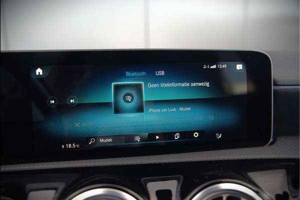 Mercedes-Benz A-Klasse 200 Business Solution AMG Upgrade | Panoramadak | Stoelverwarming | Cruise Control | Navigatie | Camera | LED High Performance | Keyless | Ambiance Verlichting | Parkeersensoren |