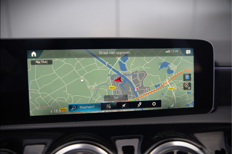 Mercedes-Benz A-Klasse 200 Business Solution AMG Upgrade | Panoramadak | Stoelverwarming | Cruise Control | Navigatie | Camera | LED High Performance | Keyless | Ambiance Verlichting | Parkeersensoren |