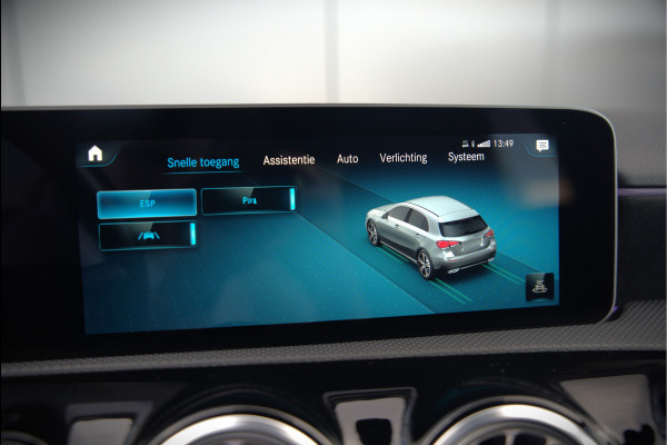 Mercedes-Benz A-Klasse 200 Business Solution AMG Upgrade | Panoramadak | Stoelverwarming | Cruise Control | Navigatie | Camera | LED High Performance | Keyless | Ambiance Verlichting | Parkeersensoren |