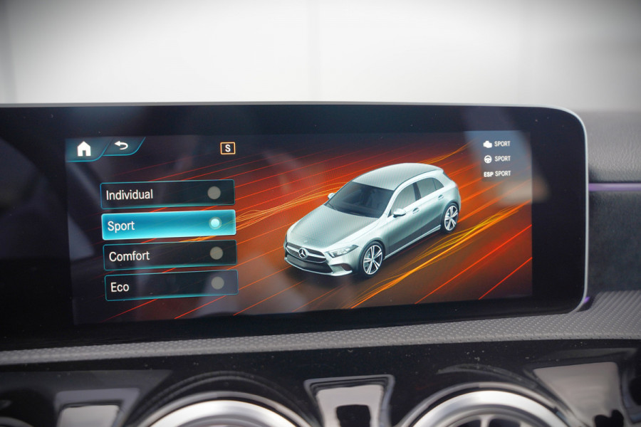 Mercedes-Benz A-Klasse 200 Business Solution AMG Upgrade | Panoramadak | Stoelverwarming | Cruise Control | Navigatie | Camera | LED High Performance | Keyless | Ambiance Verlichting | Parkeersensoren |