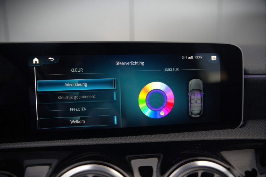 Mercedes-Benz A-Klasse 200 Business Solution AMG Upgrade | Panoramadak | Stoelverwarming | Cruise Control | Navigatie | Camera | LED High Performance | Keyless | Ambiance Verlichting | Parkeersensoren |