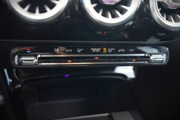 Mercedes-Benz A-Klasse 200 Business Solution AMG Upgrade | Panoramadak | Stoelverwarming | Cruise Control | Navigatie | Camera | LED High Performance | Keyless | Ambiance Verlichting | Parkeersensoren |