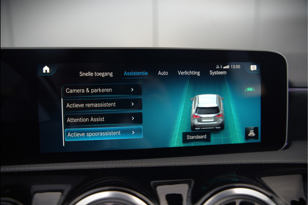 Mercedes-Benz A-Klasse 200 Business Solution AMG Upgrade | Panoramadak | Stoelverwarming | Cruise Control | Navigatie | Camera | LED High Performance | Keyless | Ambiance Verlichting | Parkeersensoren |
