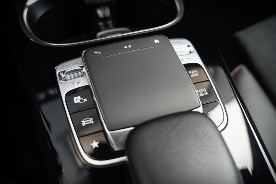 Mercedes-Benz A-Klasse 200 Business Solution AMG Upgrade | Panoramadak | Stoelverwarming | Cruise Control | Navigatie | Camera | LED High Performance | Keyless | Ambiance Verlichting | Parkeersensoren |