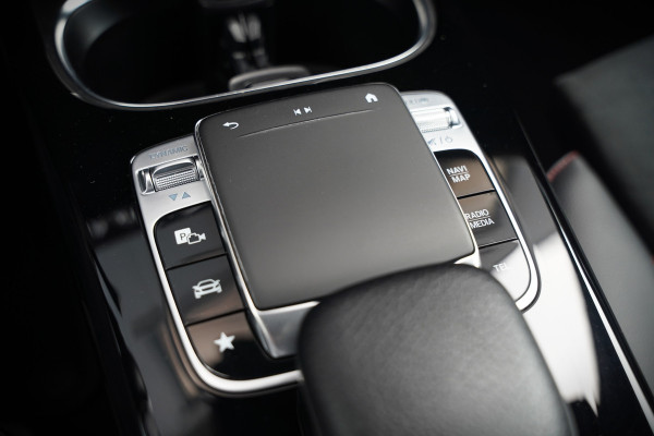 Mercedes-Benz A-Klasse 200 Business Solution AMG Upgrade | Panoramadak | Stoelverwarming | Cruise Control | Navigatie | Camera | LED High Performance | Keyless | Ambiance Verlichting | Parkeersensoren |