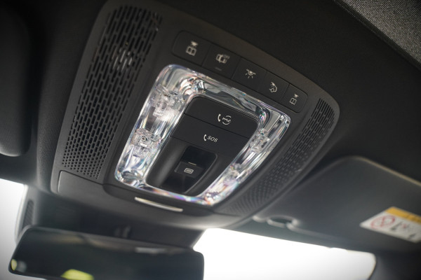 Mercedes-Benz A-Klasse 200 Business Solution AMG Upgrade | Panoramadak | Stoelverwarming | Cruise Control | Navigatie | Camera | LED High Performance | Keyless | Ambiance Verlichting | Parkeersensoren |