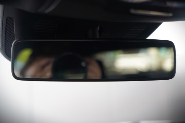 Mercedes-Benz A-Klasse 200 Business Solution AMG Upgrade | Panoramadak | Stoelverwarming | Cruise Control | Navigatie | Camera | LED High Performance | Keyless | Ambiance Verlichting | Parkeersensoren |