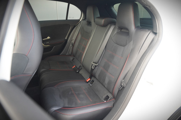 Mercedes-Benz A-Klasse 200 Business Solution AMG Upgrade | Panoramadak | Stoelverwarming | Cruise Control | Navigatie | Camera | LED High Performance | Keyless | Ambiance Verlichting | Parkeersensoren |