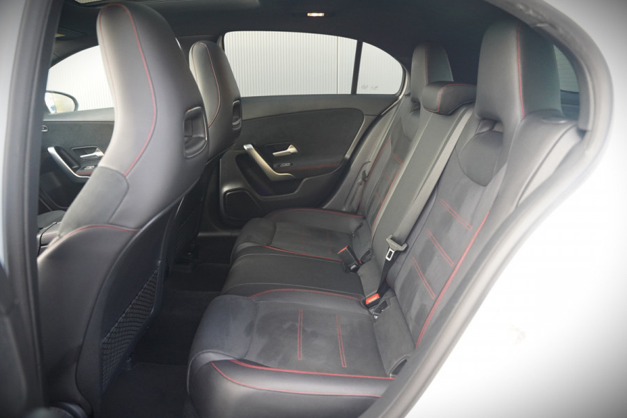 Mercedes-Benz A-Klasse 200 Business Solution AMG Upgrade | Panoramadak | Stoelverwarming | Cruise Control | Navigatie | Camera | LED High Performance | Keyless | Ambiance Verlichting | Parkeersensoren |