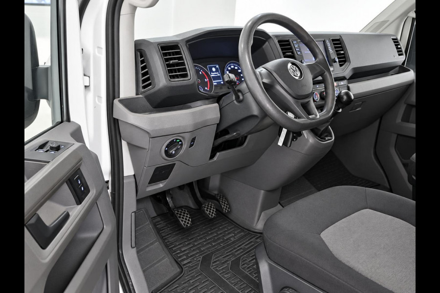 Volkswagen Crafter 35 2.0 TDI L3H3 Trendline RDW 140pk Camera PDC Achter Cruise Control Airco CarPlay Trekhaak 3000kg Bluetooth Composition Media Verwarmbare Voorruit Elek. Spiegels Elek. Ramen Centrale Vergrendeling Comfortstoel