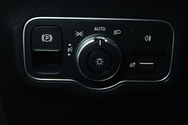 Mercedes-Benz GLA 250 e AMG Line (SFEERVERLICHTING, CAMERA, STOELVERWARMING, LED, 1e EIGENAAR)