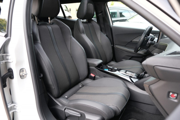 Peugeot 2008 1.2 PureTech GT *PANORAMADAK/STOELVERWARMING* Afn. Trekhaak/Apple Carplay/Navi/Camera VOL