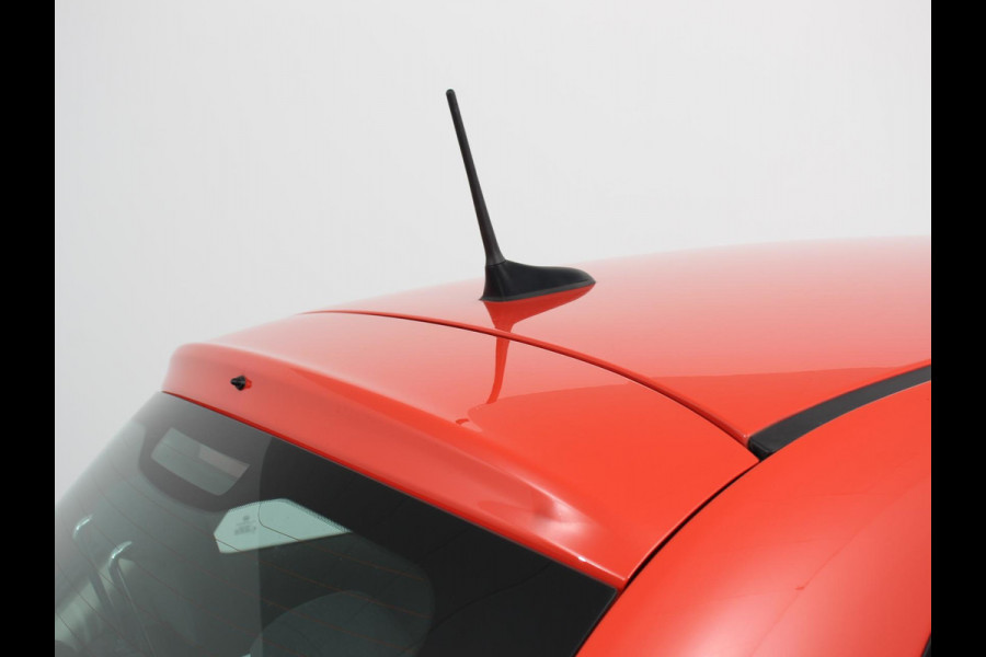 Fiat 500 1.0 Hybrid Vita Comfort Navigatie Apple Carplay/Android Auto Parkeer sensoren Cruise Control Airco