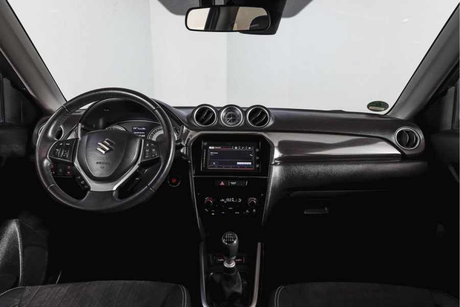 Suzuki Vitara 1.4 Boosterjet 140 PK Stijl Org. NL. | Afn. Trekhaak | Adapt. Cruise | Stoelverw. | PDC | Camera | NAV + App. Connect  | ECC | LM 17" |