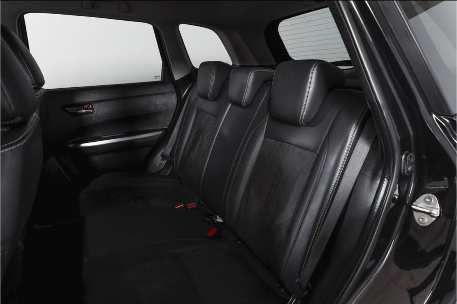 Suzuki Vitara 1.4 Boosterjet 140 PK Stijl Org. NL. | Afn. Trekhaak | Adapt. Cruise | Stoelverw. | PDC | Camera | NAV + App. Connect  | ECC | LM 17" |