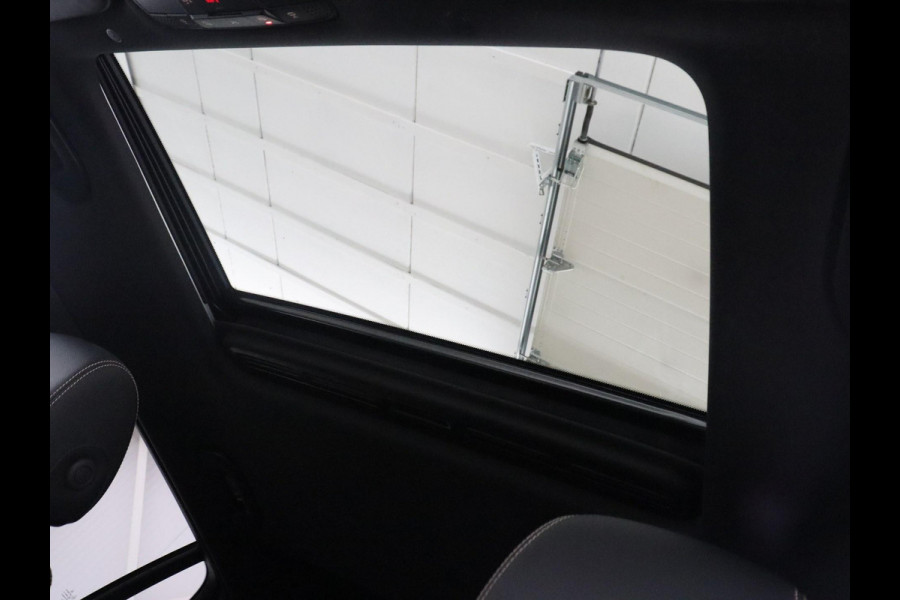 Mercedes-Benz EQC 400 4MATIC AMG Line 80 kWh | SOH 95.8% | Panoramadak | Trekhaak | Camera | Sfeerverlichting | Climate control | Half Leder | Stoelverwarming |