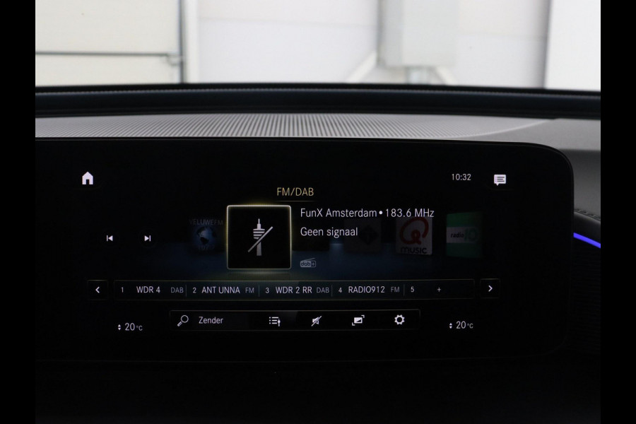 Mercedes-Benz EQC 400 4MATIC AMG Line 80 kWh | SOH 95.8% | Panoramadak | Trekhaak | Camera | Sfeerverlichting | Climate control | Half Leder | Stoelverwarming |