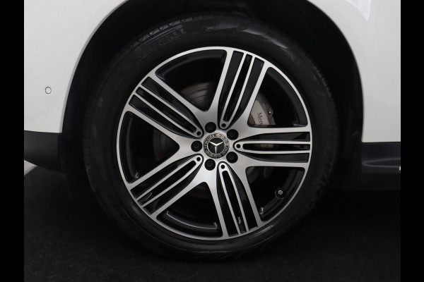 Mercedes-Benz EQC 400 4MATIC AMG Line 80 kWh | SOH 95.8% | Panoramadak | Trekhaak | Camera | Sfeerverlichting | Climate control | Half Leder | Stoelverwarming |