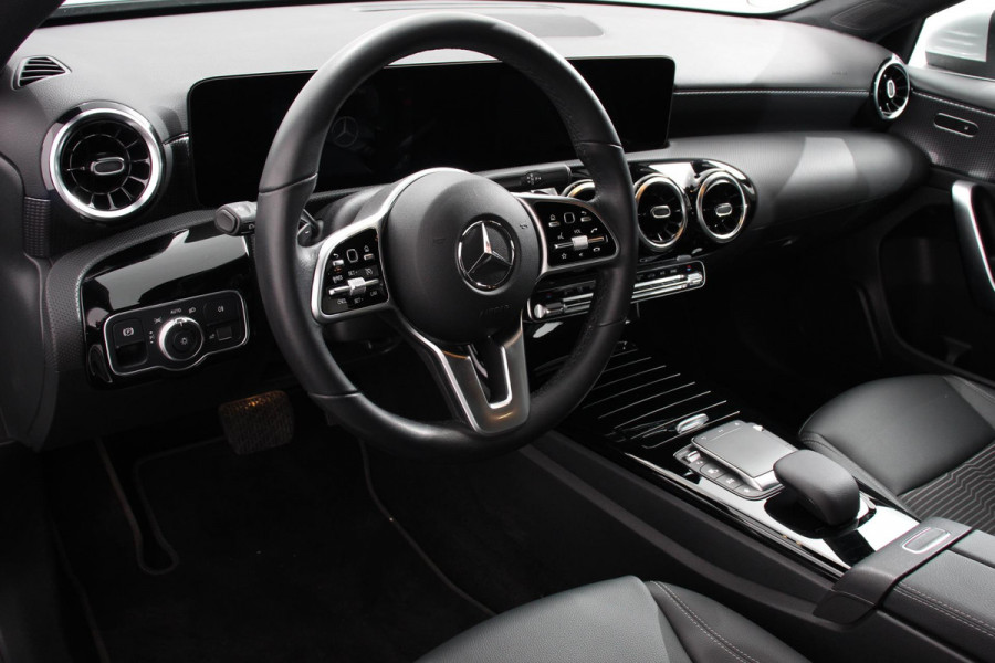 Mercedes-Benz A-Klasse 180 Progressive 7-DCT Navigatie Climate Control Virtual Cockpit Stoelverwarming 17" Lichtmetalen velgen Parkeer sensoren Cruise Control